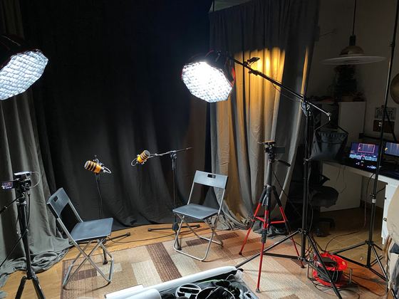 Fuori studio · Set con fondale nero