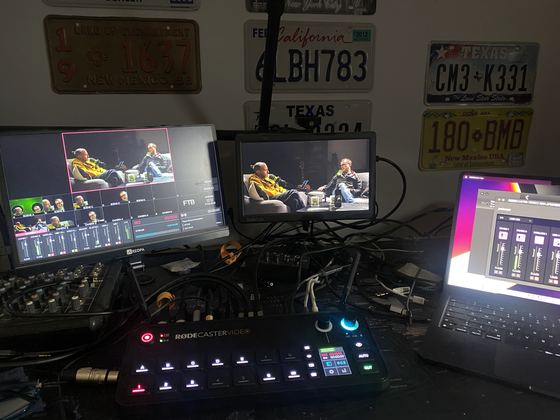 Regia multicamera con mixer e monitor