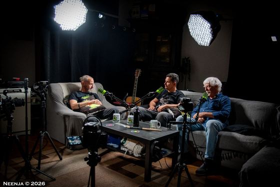 Set reale dello studio podcast con camere e illuminazione