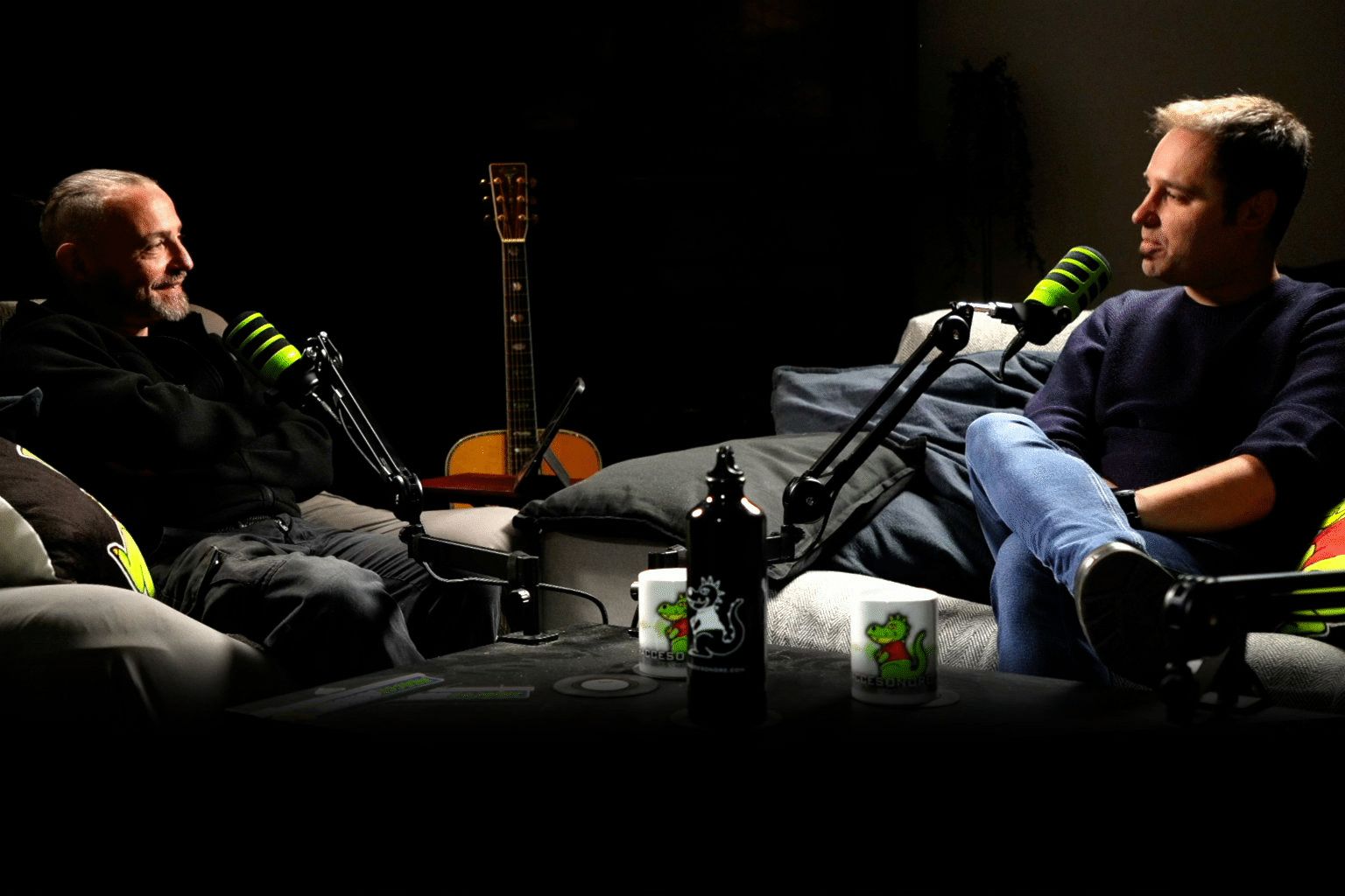 Ospiti durante una registrazione nello studio podcast